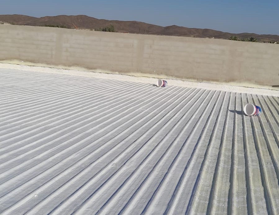 فريق متخصص من الفنيين يعملون على علاج تسربات المياه